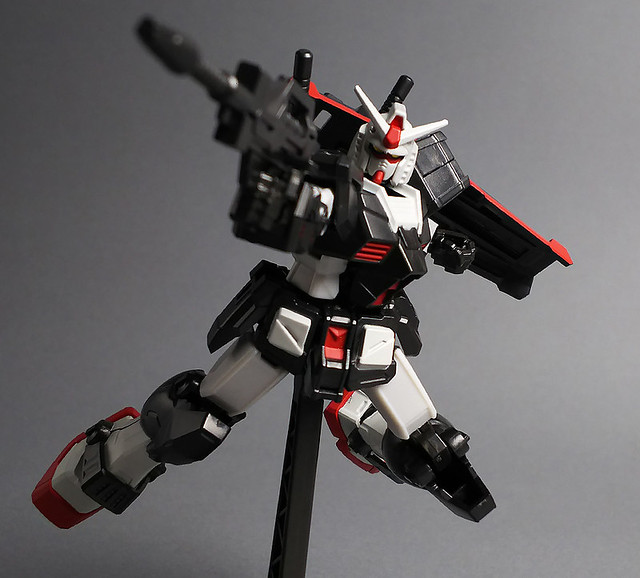 ▼ 整体造型以第3 弹登场的RX-78-2 钢弹修改而来，可悬挂光束步枪的右侧裙甲、后方裙甲、脚踝装甲、背包、头部、光束步枪、光束军刀皆以新规零件制作，并还原以黑色为主的装甲配色。1.jpg